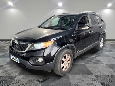 une photo d'un SUV noir garé dans un garage