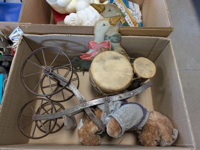 une boîte en carton remplie de jouets et d'un ours en peluche