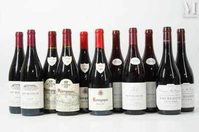 plusieurs bouteilles de vin sont alignées sur une table