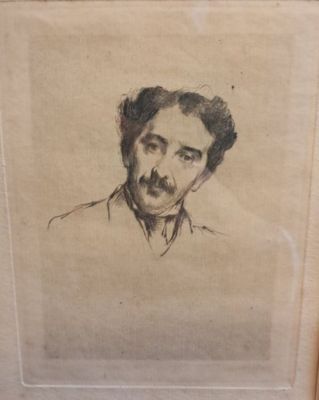 une vieille photo d'un homme avec une moustache et une moustache