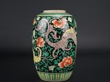une image représentant un vase vert orné de fleurs et d'un dragon