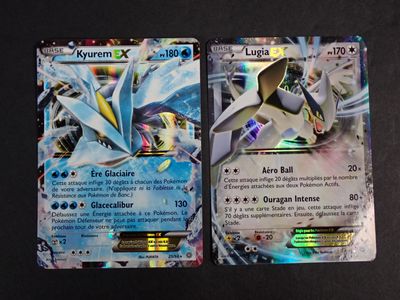 deux cartes pokemon posées l'une sur l'autre sur une table