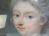 un tableau représentant une femme tenant un morceau de papier à la main