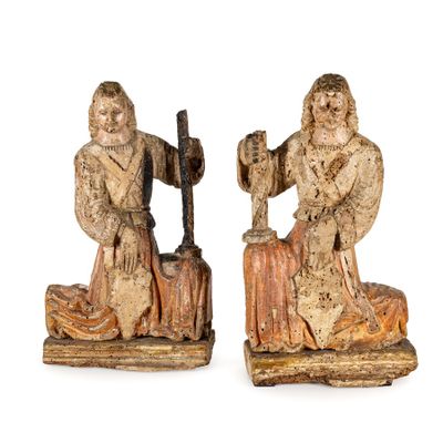 une paire de figurines en bois sculpté représentant un homme et une femme