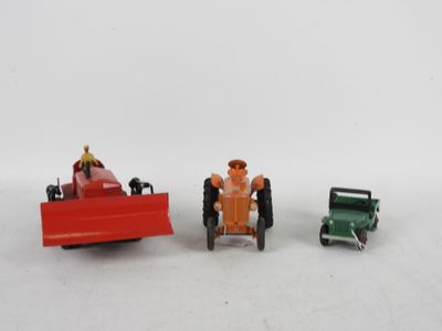 trois voitures jouets qui sont assises l'une à côté de l'autre