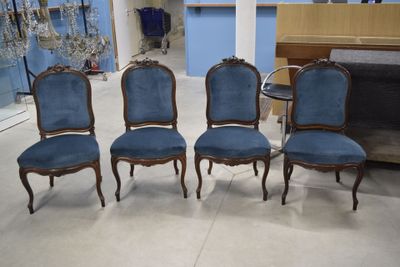 quatre chaises avec un revêtement bleu, un revêtement bleu, un revêtement bleu, un revêtement bleu, un revêtement bleu, un revêtement bleu, un revêtement bleu, un revêtement bleu