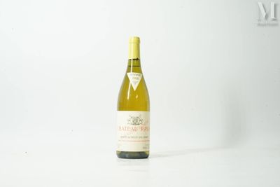 une bouteille de vin posée sur une table
