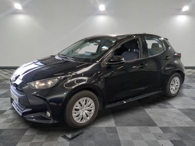 la photo d'une voiture noire garée dans un garage