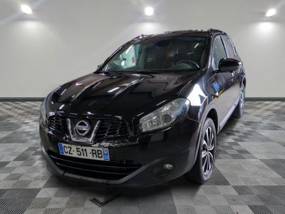une photo d'une Nissan QXV noire garée dans un garage