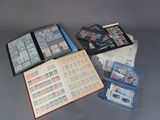 beaucoup de timbres posés sur une table, à côté d'un livre