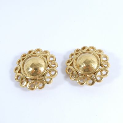 paire de boucles d'oreilles dorées au motif en filigrane