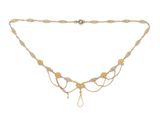 gros plan d'un collier sur fond blanc