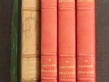 trois livres sont empilés sur une table