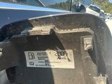 un gros plan du rétroviseur latéral d'une voiture sur lequel est collé un autocollant