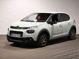 la citrole blanche est garee dans un garage au sol en damier