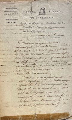 un vieux document écrit posé sur une table