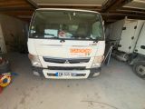 une photo d'un camion garé dans un garage
