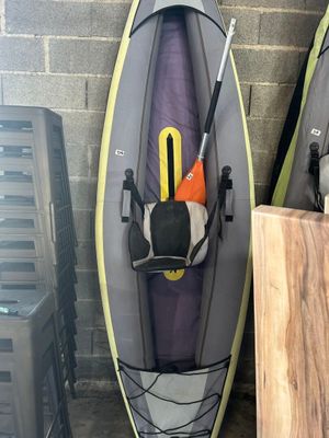 deux kayaks placés l'un à côté de l'autre