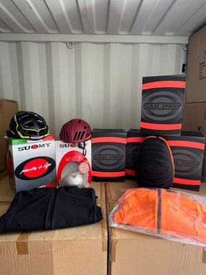 de nombreux cartons et casques à l'arrière d'un camion de déménagement