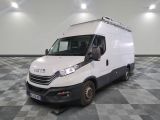 la photo d'une camionnette blanche garée dans une pièce