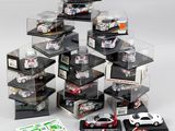 un grand nombre de voitures-jouets dans une vitrine