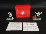 deux figurines représentant des hommes en uniforme militaire, accompagnées d'une boîte rouge