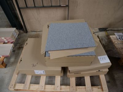 une pile de boîtes sur une palette dans un entrepôt