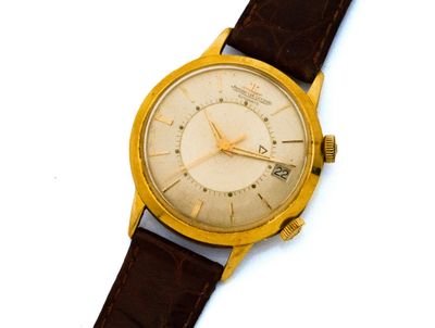 une image d'une montre-bracelet en or avec un bracelet en cuir marron