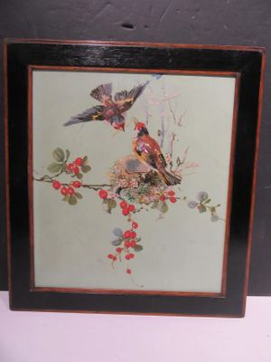 tableau représentant deux oiseaux perchés sur une branche ornée de baies rouges