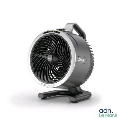 un ventilateur posé sur un support, devant un fond blanc