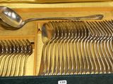 l'argenterie dans un coffret avec des cuillères et des cuillères à l'intérieur