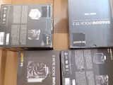 plusieurs cartons contenant du matériel informatique posés sur un carton