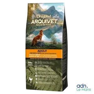 une image représentant un sac de croquettes pour chien sur lequel est assis un chien