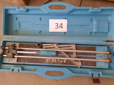 une mallette bleue avec des outils à l'intérieur sur le sol