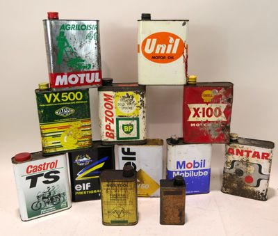 Lot de 10 bidons d’huile anciens dont : ELF, Mobil, Motul, Y…