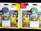 Deux paquets de cartes à collectionner Pokémon sont représentés sur un fond noir.