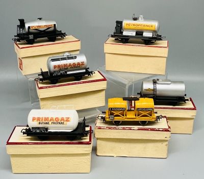 plusieurs wagons de train miniature sont empilés les uns sur les autres