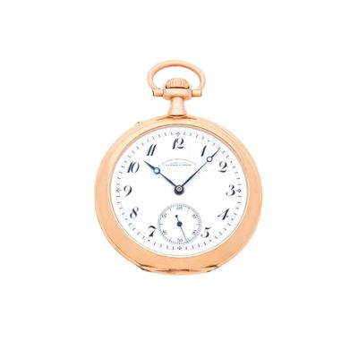 une image d'une montre de poche en or avec des chiffres romains sur le cadran