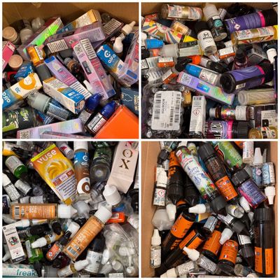 de nombreux types différents de bouteilles en plastique dans une boîte