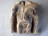 un morceau de bois sculpté de manière à ressembler à une tête humaine