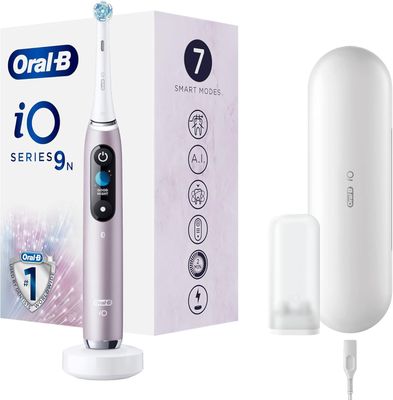 une brosse à dents posée à côté d'un tube de dentifrice