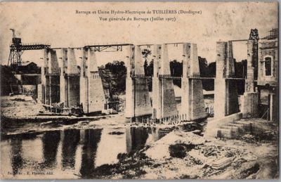 une vieille photo d'un pont enjambant une rivière