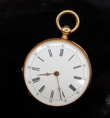 une montre de poche en or avec des chiffres romains sur le cadran
