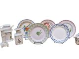 de nombreux types d'assiettes et de bols différents sur la table