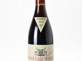 une bouteille de vin posée sur une table