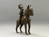 une statue en bronze représentant un homme à cheval