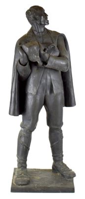 statue d'un homme portant une cape sur la tête et un chapeau sur la tête
