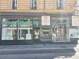 façade d'une pharmacie située à l'angle d'une rue dans une ville européenne