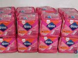 une pile de lingettes pour bébé roses empilées les unes sur les autres