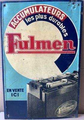 un gros plan d'une plaque métallique posée sur une surface blanche